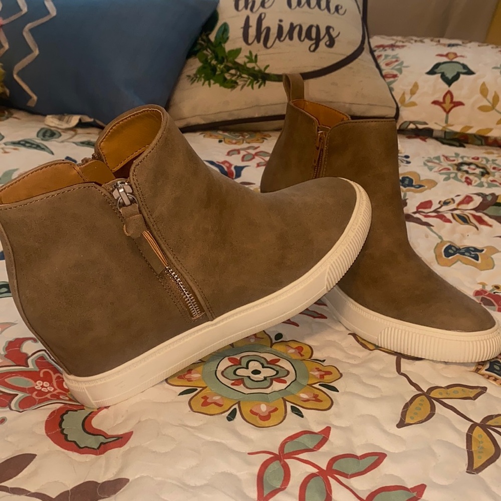 NWOT Report sneaker wedges